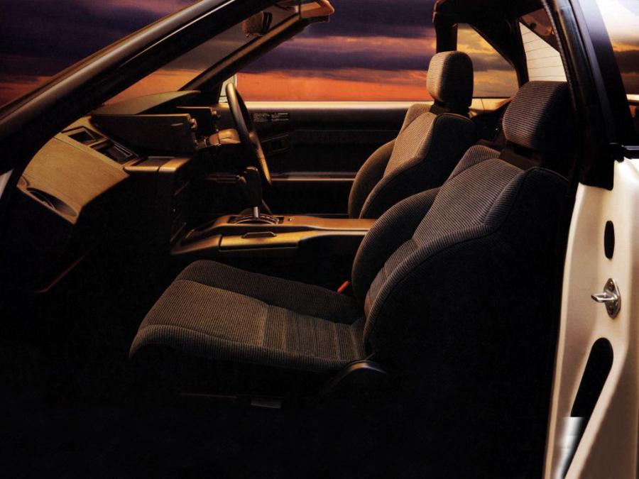 Интерьер Toyota MR2 1984 года  (фото 3 из 5)